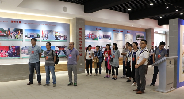 参观村史党建展览馆.jpg