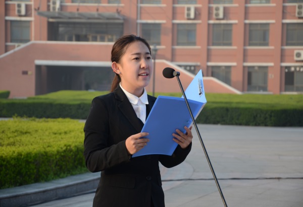 员工代表贾昱琦作国旗下发言.JPG 员工代表贾昱琦作国旗下发言.JPG